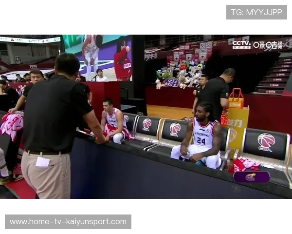 篮球教练怒摔战术板